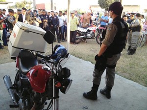 Vítima foi alvo de um tiro no olho quando deixava sua moto em uma borracharia (Foto: Walter Paparazzo/G1)