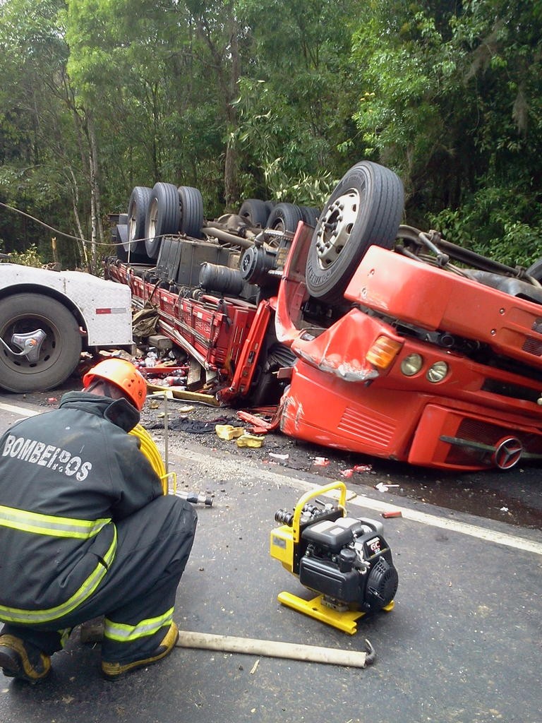 G1 - Acidente Com Caminhão Na BR-282 Deixa Um Morto E Dois Feridos Em ...