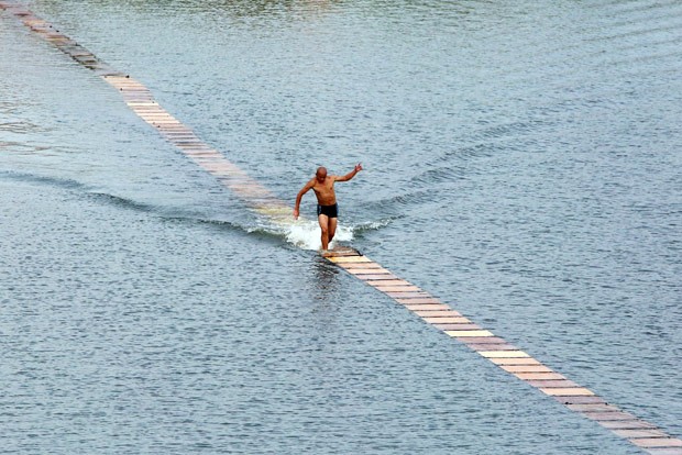 Monge chinês mostrou excelente equilíbrio e grande velocidade (Foto: AFP)
