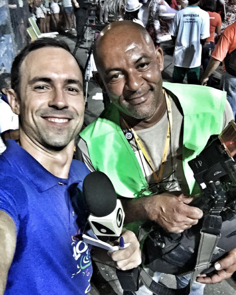 Fábio Linhares e o cinegrafista Fernando Estevão na cobertura do carnaval (Foto: Divulgação/ TV Gazeta)