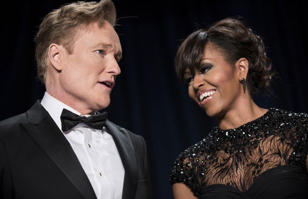Comediante Conan O'Brien brinca com Michelle Obama durante o jantar (Foto: Brendan Smialowski/AFP)