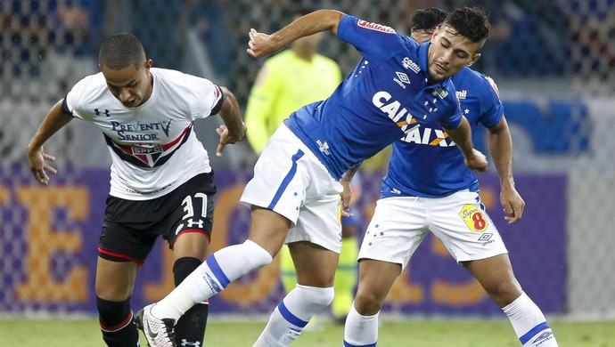 Arrascaeta em lance do jogo Cruzeiro x São Paulo (Foto: Washington Alves / Lightpress)