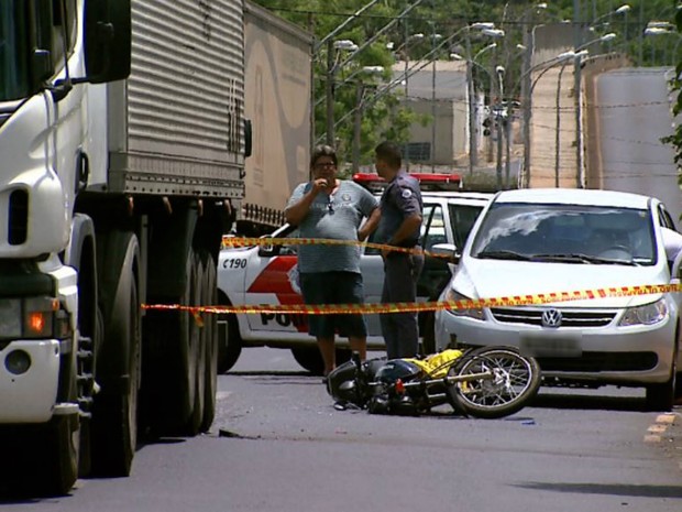 G Motociclista Morre Ap S Cair Debaixo De Caminh O Em Avenida De