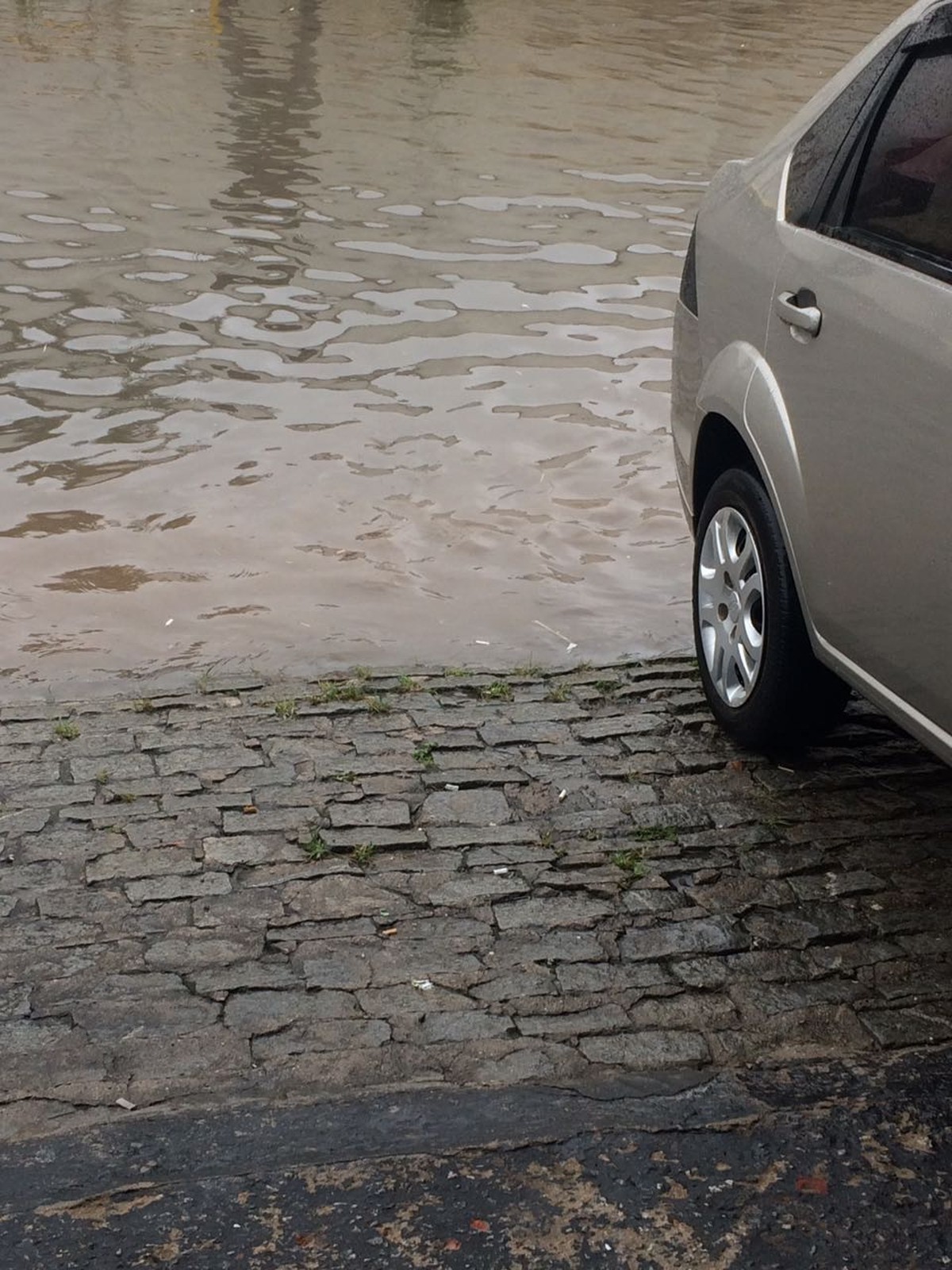 Chuva deixa ruas alagadas em Petrópolis, no RJ - Globo.com