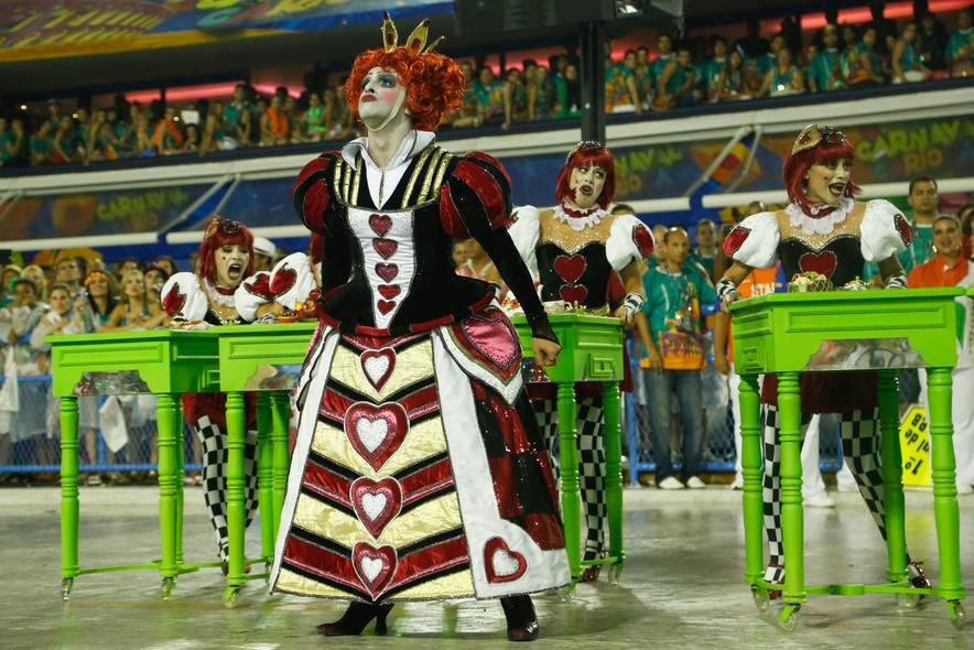 A comissão de frente da Grande Rio, trajada de Alice no País das Maravilhas, apostou no ilusionismo para abordar o tema de seu desfile, o baralho