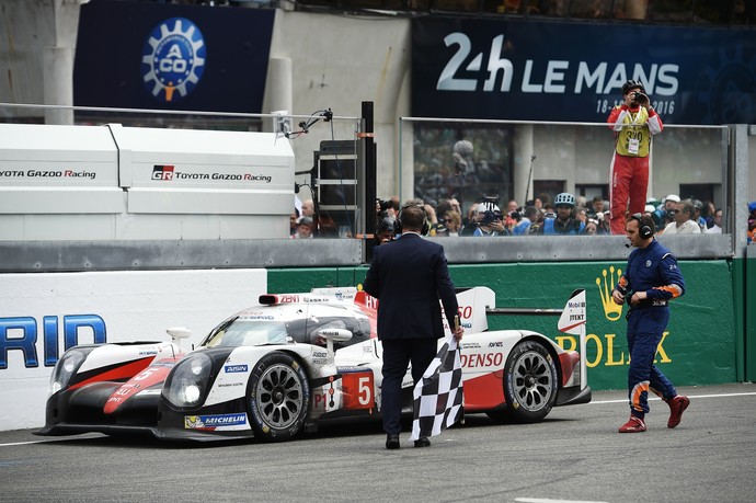 Toyota de Kazuki Nakajima para na penúltima volta nas 24 Horas de Le Mans (Foto: AFP)