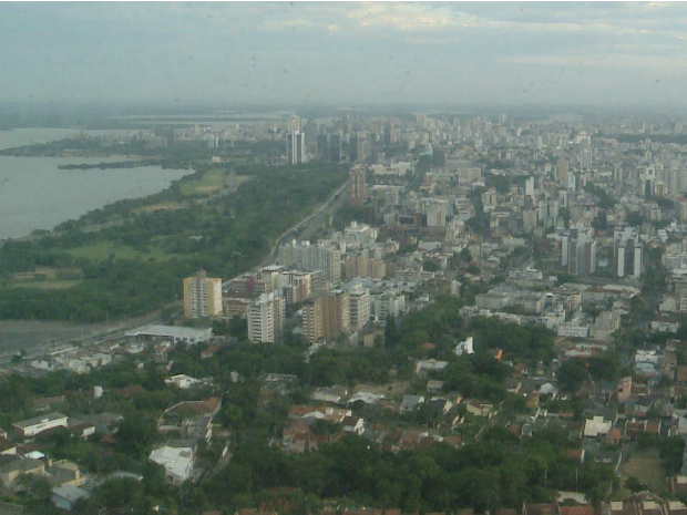 Sexta-feira amanheceu com tempo nublado em Porto Alegre (Foto: Reprodução/RBS TV)
