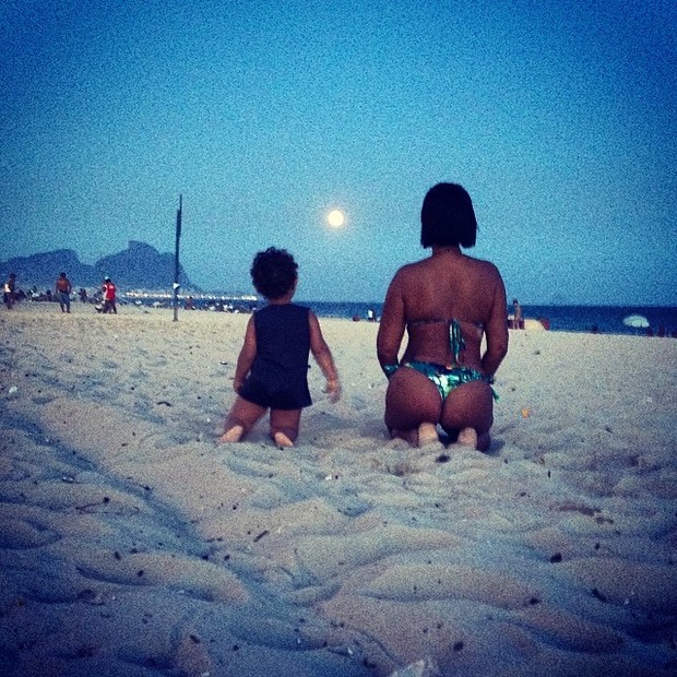 Solange Couto apresenta a lua nova ao fiilho (Foto: Reprodução do Instagram)