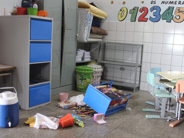 Salas de aula revirados pelos criminosos durante arrombamento (Foto: Catarina Costa/G1 PI)