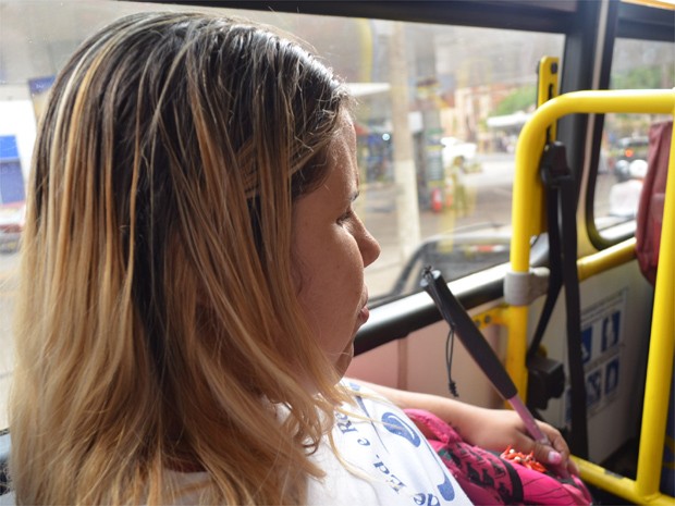 Pelas oscilações do ônibus, Grazielle sabe exatamente quando descer  (Foto: Rodolfo Tiengo/ G1)