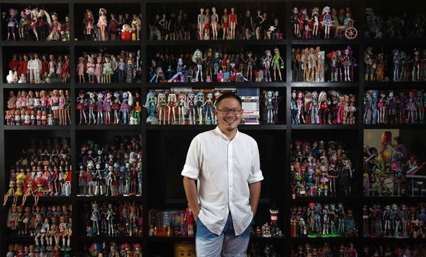 Jian Yang, de 33 anos, exibiu nesta segunda-feira (2) sua coleção com mais de 6 mil itens da boneca Barbie (Foto: Edgar Su/Reuters) Jian Yang, de 33 anos, exibiu nesta segunda-feira (2) sua coleção com mais de 6 mil itens da boneca Barbie (Foto: Edgar Su/Reuters)