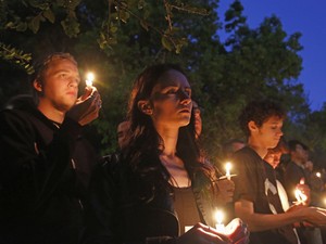 Estudantes da Universidade da Califórnia em Santa Bárbara se reúnem para vigília após ataque que deixou sete mortos, incluindo agressor (Foto:  Reuters/Jonathan Alcorn)