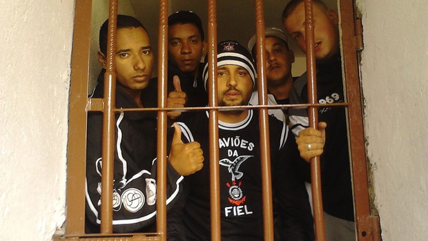 torcedores corinthians presos (Foto: Ricardo Taves)