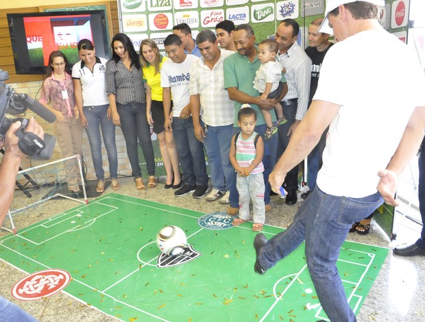 Túlio 'marca' gol mil simbolicamente (Foto: Robson Boamorte)