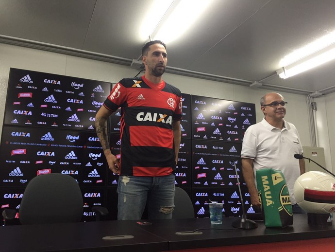 Donatti apresentação Flamengo (Foto: Raphael Zarko)