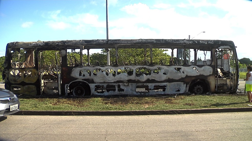 Mais de 20 ônibus foram destruídos em ataques em Fortaleza (Foto: TV Verdes Mares/Reprodução)