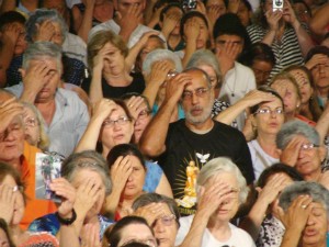Público assiste à missa durante a Festa do Divino de 2011. (Foto: Divulgação / Igreja Matriz Itapetininga)