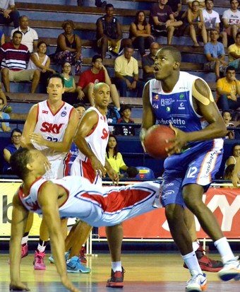 Bauru Basquete x Pinheiros, Thiago Mathias, NBB 7 (Foto: Henrique Costa / Bauru Basket)
