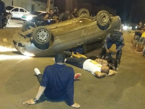 Vítimas sentadas no chão aguardando atendimento médico (Foto: G1 MA)