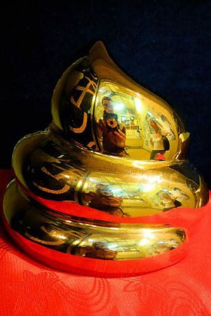 Souvenir em forma de fezes douradas, vendido no Japão. (Foto: Divulgação/Crap Souvenirs)