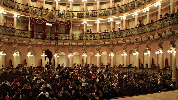 Público lotou o Teatro Amazonas no último dia do 4º Festival Amazonas de Dança (Foto: Tiago Melo/ G1 AM)