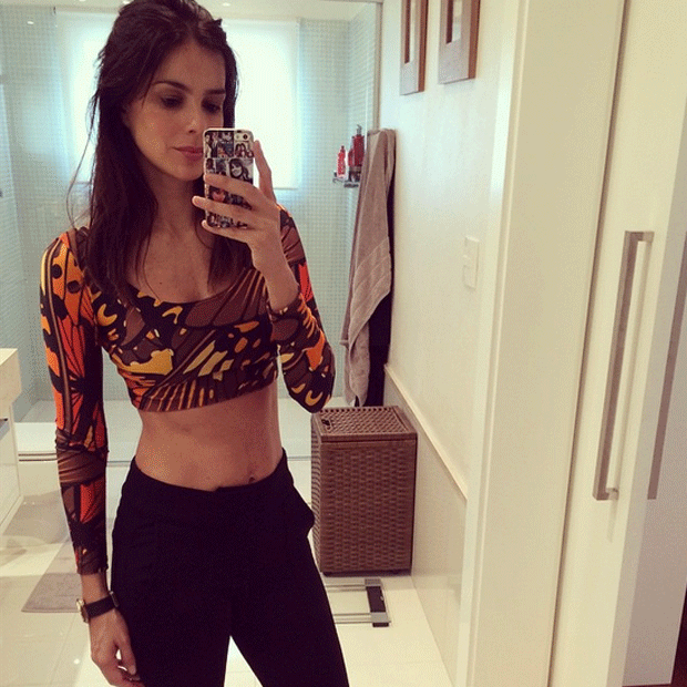 Vera em selfie com barriga de fora (Foto: Reprodução - Instagram)