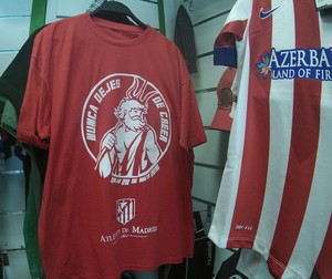 Camisa com Netuno e o lema do Atlético de Madrid: "Nunca dejes de creer" (Foto: Claudia Garcia/GloboEsporte.com)
