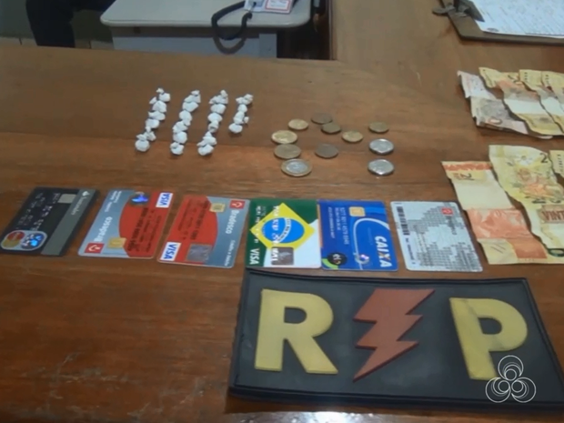 Polícia apreendeu cartões, dinheiro e 22 porções de crack (Foto: Reprodução/TV Amapá)