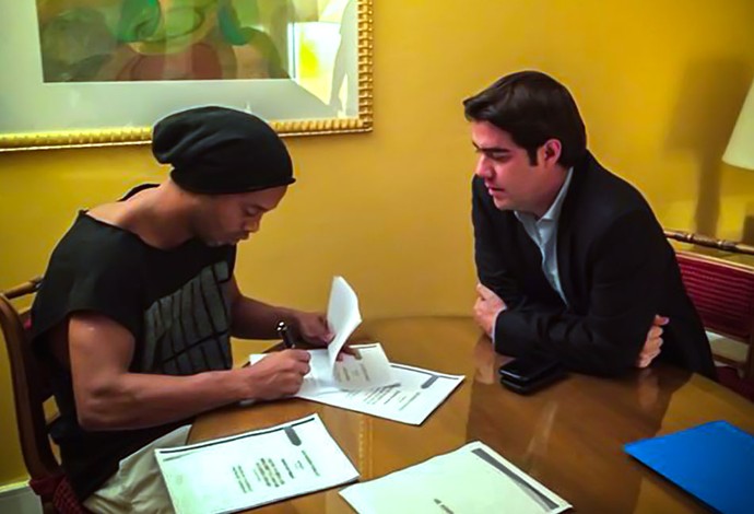 Ronaldinho assina contrato com Club Queretaro (Foto: Reprodução / Twitter)
