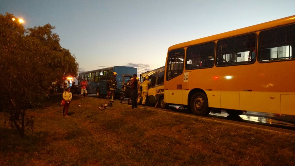 Bombeiros fazem resgate de vítimas em acidente que prensou van escolar (Foto: Corpo de Bombeiros/Divulgação)