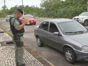 Jovem foi encontrada morta dentro do carro e, namorado estava ferido  (Foto: TV Verdes Mares/Reprodução)