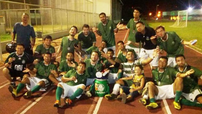 Palmeirenses festejam título de torneio no AC e repetem gesto irônico em foto