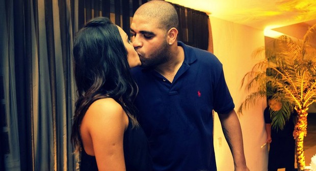Renata Fontes, namorada de Adriano, posta foto de beijo do casal (Foto: Facebook)