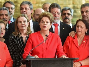 A ex-presidente Dilma Rousseff faz um pronunciamento no Palácio da Alvorada, em Brasília, após ter seu mandato cassado em votação no Senado Federal, em Brasília (Foto: Evaristo Sá/AFP) A ex-presidente Dilma Rousseff faz um pronunciamento no Palácio da Alvorada, em Brasília, após ter seu mandato cassado em votação no Senado Federal, em Brasília (Foto: Evaristo Sá/AFP)