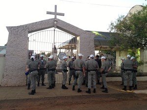 Policiais se concentram em frente ao cemitério onde o corpo de Jango será exumado (Foto: Márcio Luiz/G1)