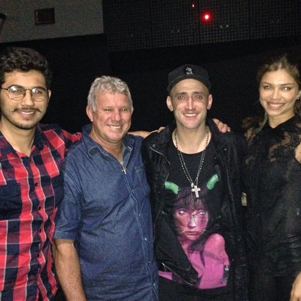 Grazi Massafera com o pai, Gilmar, e Paulo Gustavo em peça no Rio (Foto: Instagram/ Reprodução)