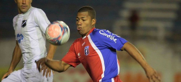 Douglas Tanque Guaratinguetá marcado Lino ABC (Foto: Fábio Rubinato/ AGF)