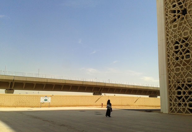 Na Universidade Princesa Nora, em Riyadh, alunas precisam usar uma passarela para andar pelo campus sem ser vistas por motoristas (Foto: AP Photo)