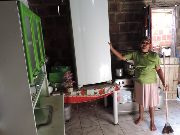Geladeira só volta para o lugar certo depois de dois dias de sol (Foto: Katherine Coutinho / G1)