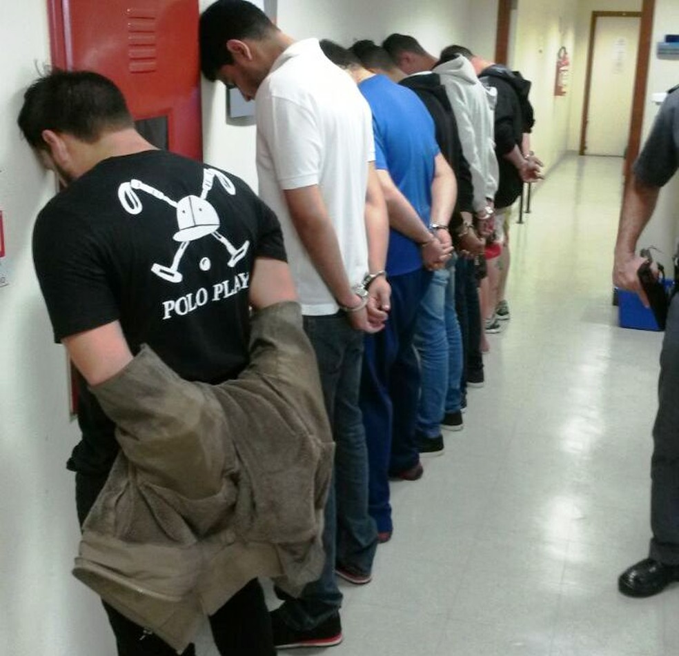 Grupo foi preso e encaminhado à Polícia Federal em Santos, SP (Foto: G1 Santos)