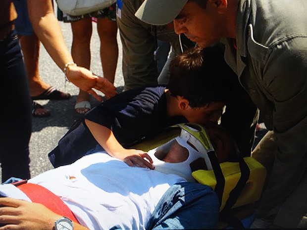 Théo é resgatado e Junior dá um beijo no capitão (Foto: Salve Jorge/TV Globo)