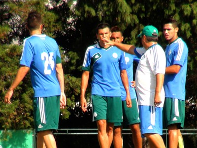 Kleina orientando no treino Palmeiras (Foto: Cassio Barco / Globoesporte.com)