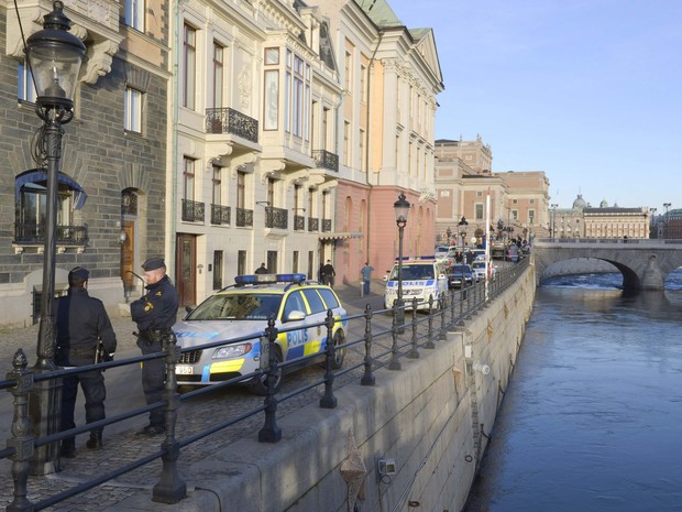 Agente de segurança comete suicídio em frente a residência de primeiro-ministro sueco (Foto: Bertil Enevag / Reuters)