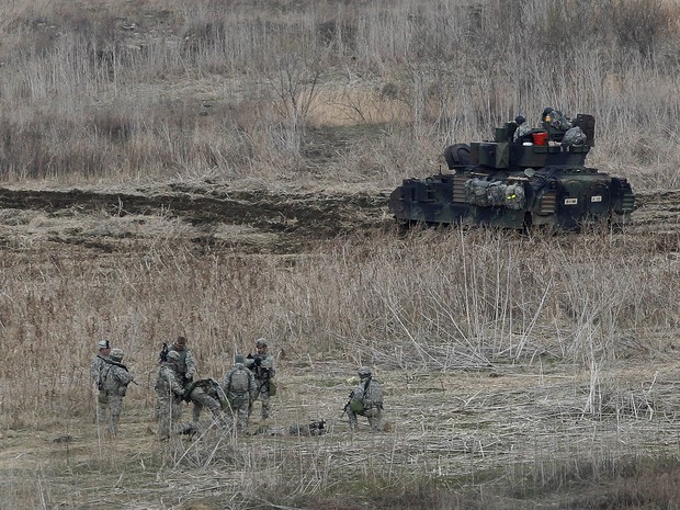 Soldados do Exército dos EUA conduzem seus militares em Yeoncheon na Coreia do Sul, perto da fronteira com a Coreia do Norte (Foto: AP Photo/Ahn Young-joon)