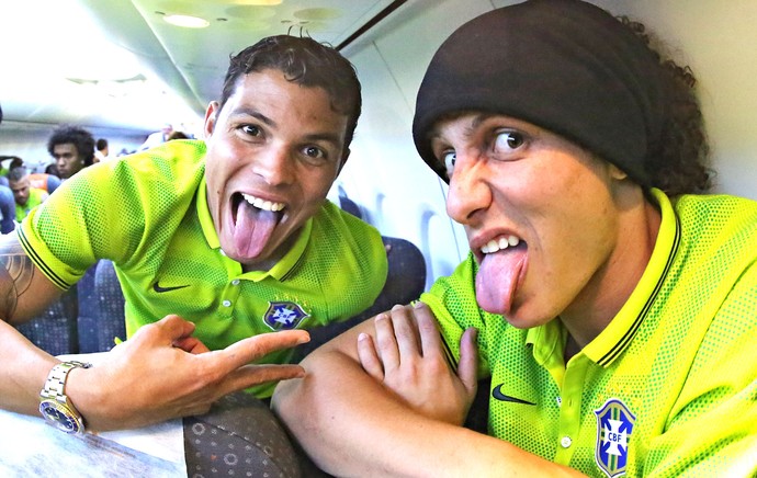  David Luiz e Thiago Silva no avião do Brasil (Foto: Ricardo Stuckert  / CBF)