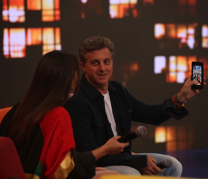 Luciano faz uma selfie com a cantora (Foto: Isabella Pinheiro/Gshow)