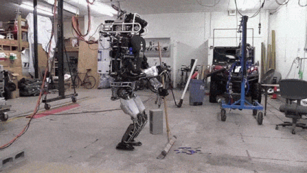Robô do grupo de pesquisa IHMC consegue varrer o chão e usar o aspirador de pó. (Foto: Reprodução/YouTube)