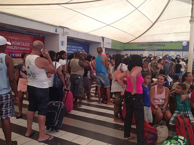 Embarque de pedestres no ferry boat, em Salvador (Foto: Alan Tiago/G1)