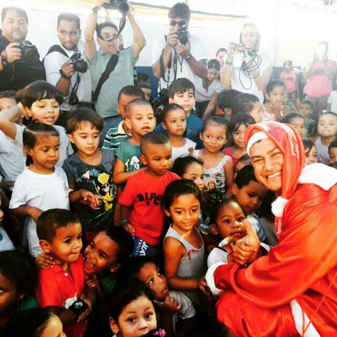 Boxeador fez a festa das crianças em São Paulo (Foto: Reprodução/Instagram)