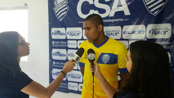 Jônatas Obina, atacante do CSA (Foto: Augusto Oliveira / GloboEsporte.com)
